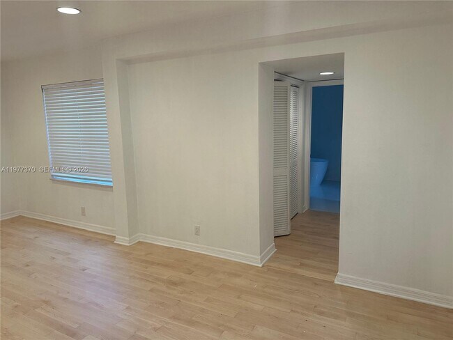 Building Photo - 725 Navarre Ave