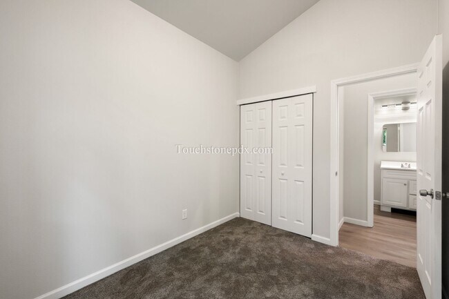 Building Photo - 826 SE 155th Ave