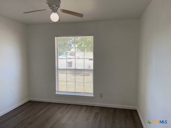 Building Photo - 2503 Armadillo Dr