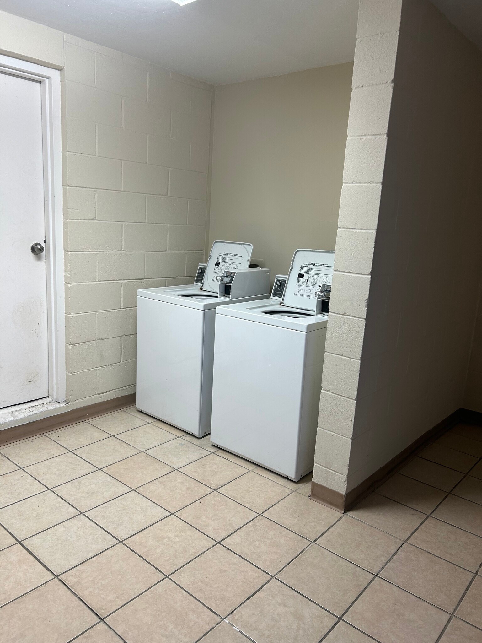 8th floor community laundry room - 8817 S Thomas Dr