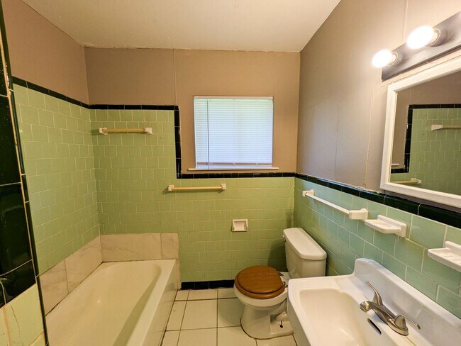 Building Photo - 3265 East Dr