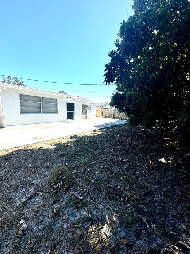 Building Photo - 2/2 Single-family home AVAILABLE NOW!