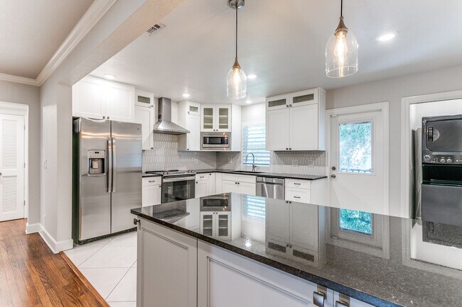 Building Photo - 488-EO