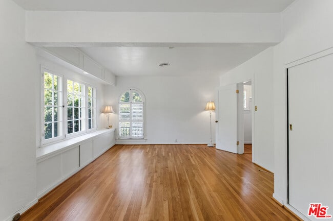 Building Photo - 3528 Fernwood Ave
