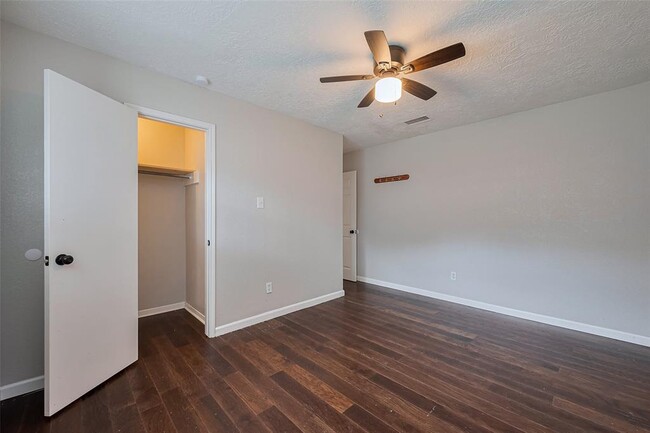 Building Photo - 12050 La Salle River Rd