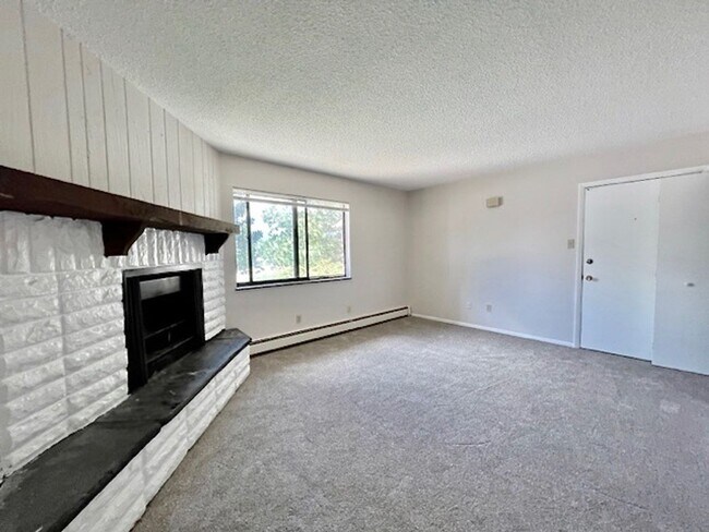 Building Photo - 6455 Yvonne Way