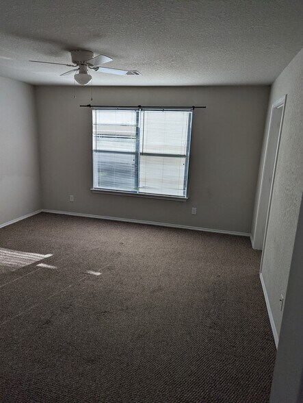 Spacious primary bedroom - 13034 Oconnor Cv