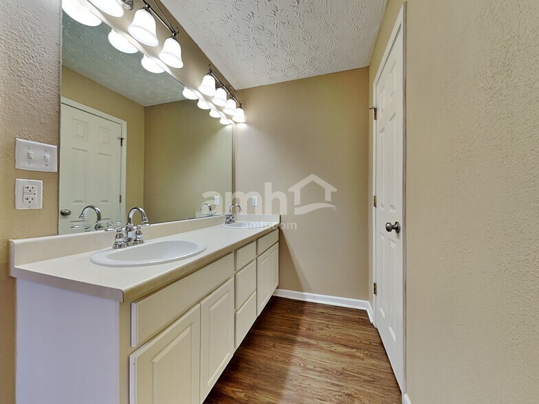 Building Photo - 1324 Hunters Way Ct