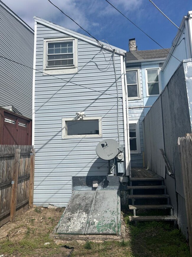 Building Photo - Section 8 considered.  3-bedroom row home in Midtown Harrisburg