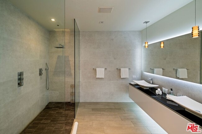 Building Photo - 7080 Mulholland Dr