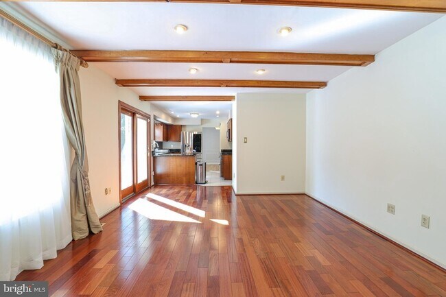 Building Photo - 8519 Electric Ave