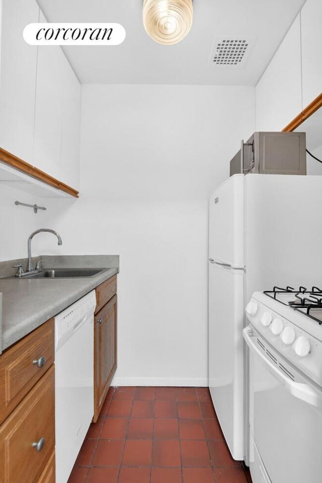 Building Photo - 310 W 89th St