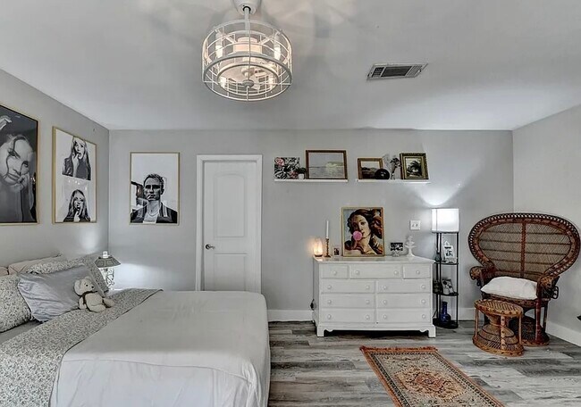 Building Photo - 561 Russell Rd