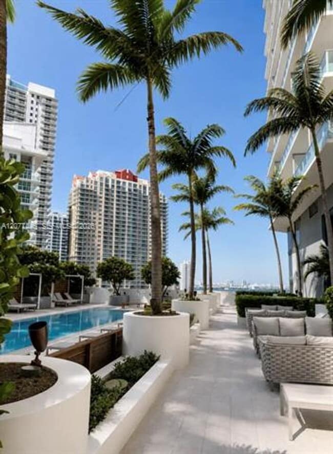 Building Photo - 1300 Brickell Bay Dr
