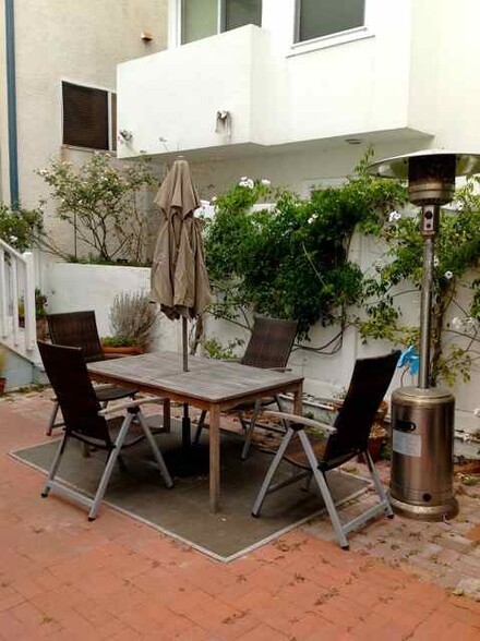 Backyard patio with BBQ and dining table - 123 El Porto St