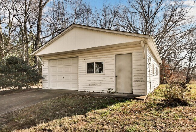 Building Photo - 780 Rossview Rd