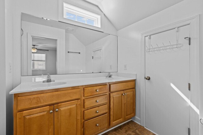 Building Photo - Gorgeous 3 Bedroom Home in Downtown Raleig...