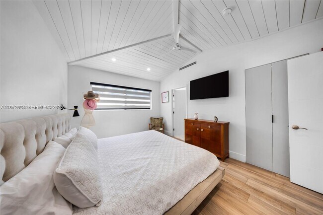 Building Photo - 1141 NE 90th St