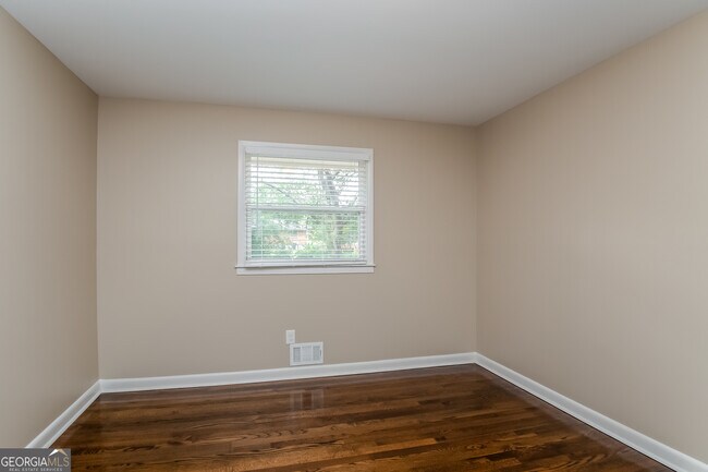 Building Photo - 742 King Rd