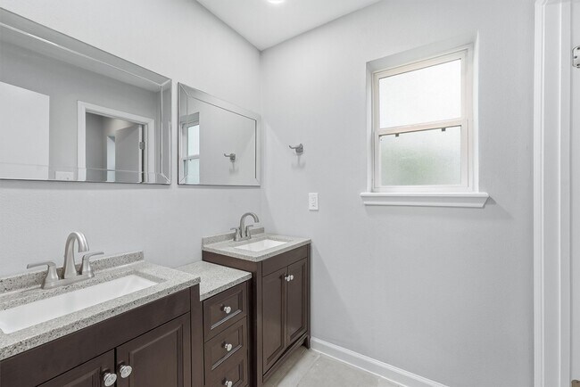 Building Photo - 71 S Woodstock Cir Dr