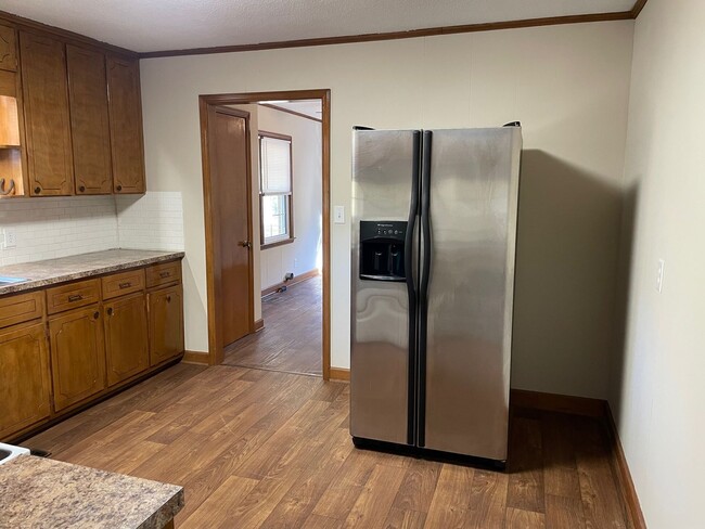 Building Photo - 2-3 BED, 1.5 BATH BRICK HOME