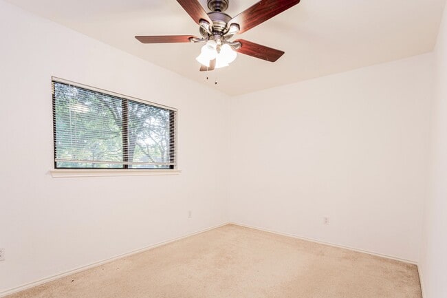 Building Photo - Spacious 4BD/2.5BA Two-Story Home with Lar...