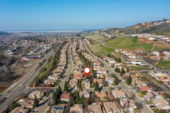 Building Photo - Elegant & Spacious 4 Bedroom Home Near Fol...