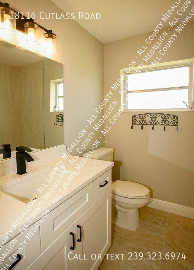Building Photo - Fort Myers Beach Sailboat Access Home in t...