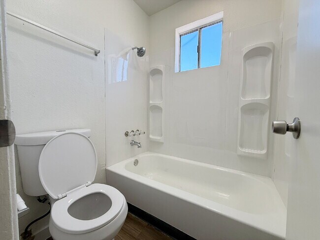 Building Photo - Fully Remodeled 2-Bedroom Townhome in Prim...