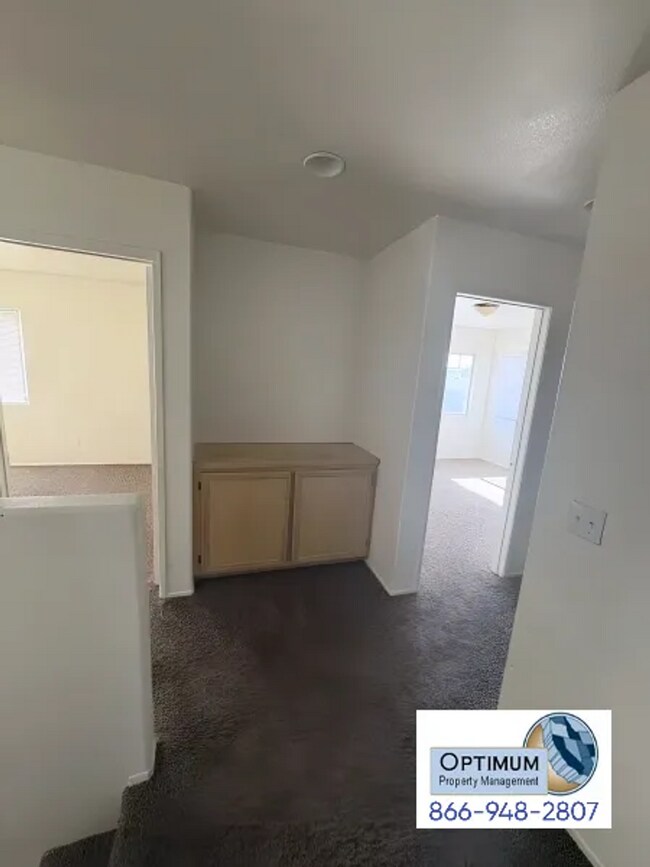 Building Photo - Beautiful 5 Bedroom, 3 Bathroom Two-Story Home with Loft & Spacious Backyard