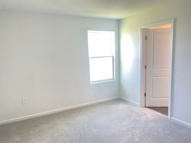 Building Photo - New 3/2.5 End Unit Townhouse!