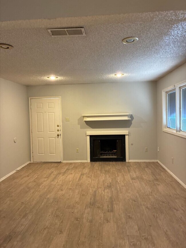 Building Photo - 8204 Vernon Ave