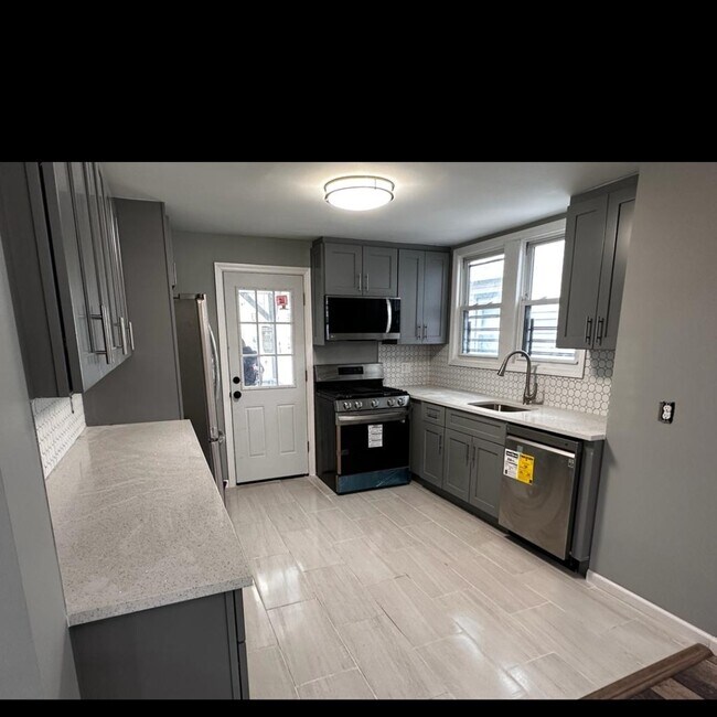 Building Photo - 132 Elm St