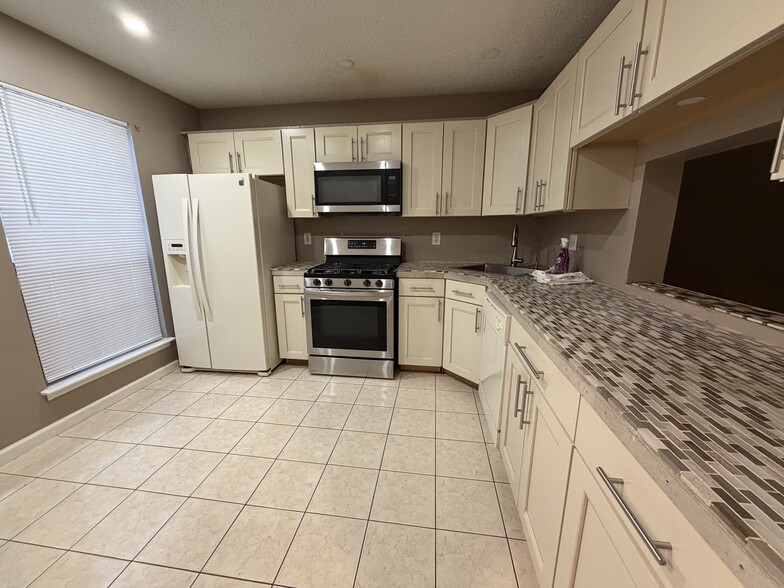 Building Photo - 161 Patriots Ct