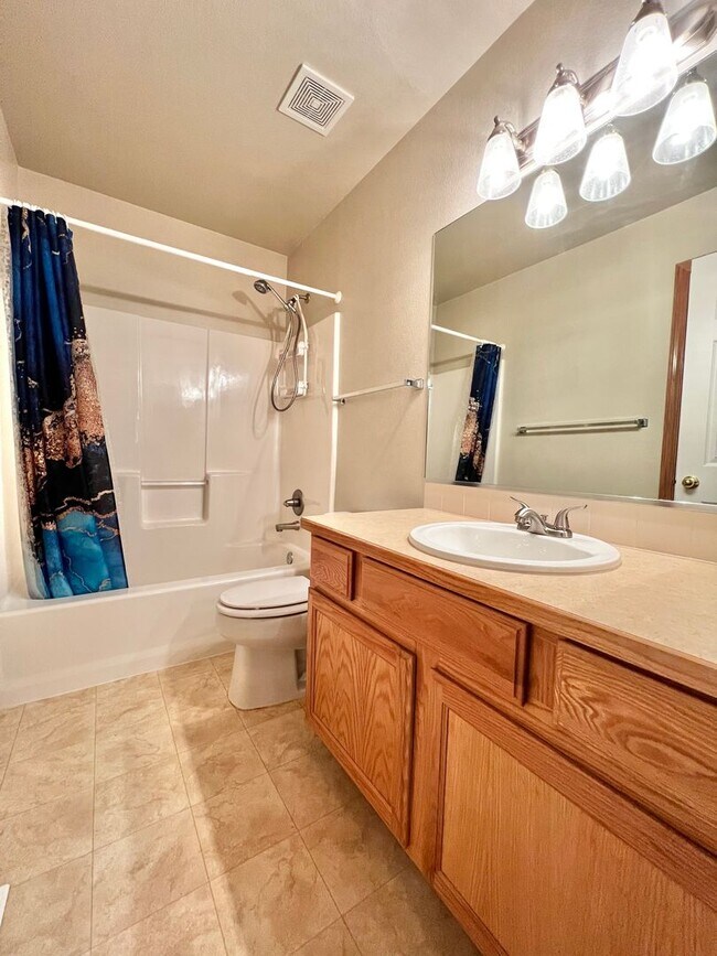 Building Photo - Charming 3-Bedroom Windsor Home: Comfort, Style, and Convenience Await!