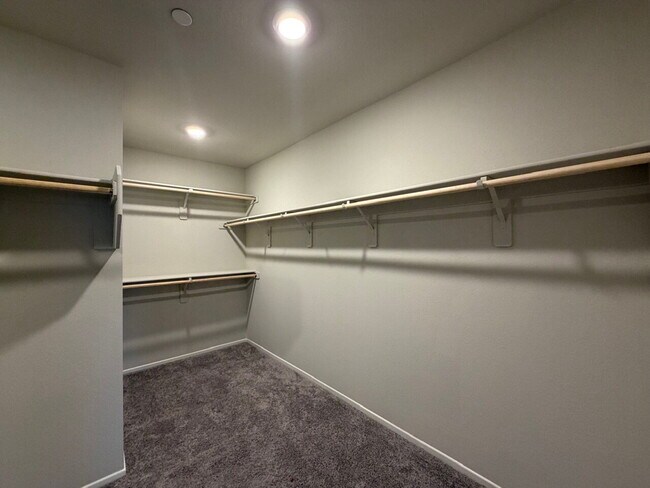 Building Photo - GATED 4 BED 2.5 BATH 2 CAR GARAGE SINGLE FAMILY HOME w/ LOFT, BEDROOM DOWNSTAIRS, NEXT TO COMMUNI...