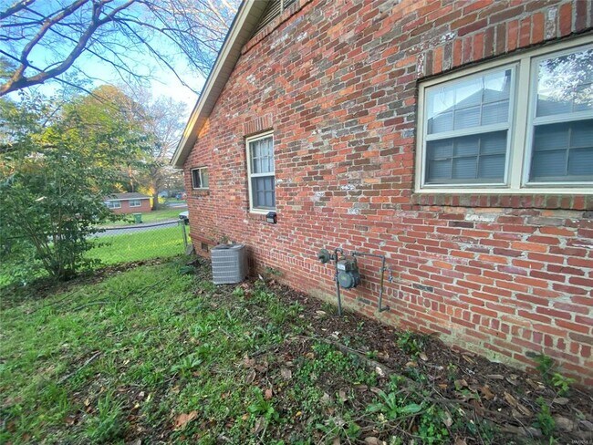 Building Photo - 2076 Midway St