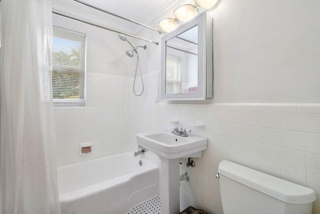 Building Photo - 902 E Boca Raton Rd