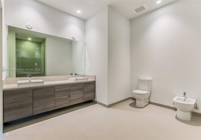Building Photo - 1080 Brickell Ave