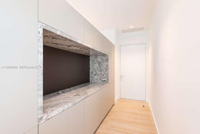 Building Photo - 1325 Bay Dr