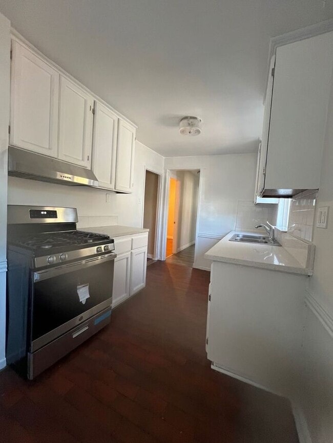 Building Photo - Coming Soon Welcome to your new home—classic LA charm meets modern comfort