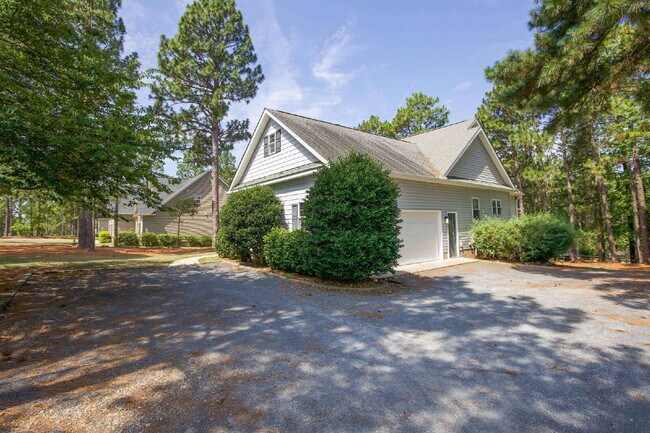 Building Photo - "Spacious 3-Bedroom Retreat with 3200 Sq Ft of Comfort in Seven Lakes!"
