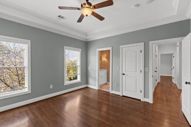 Building Photo - Impeccable Green Hills Home