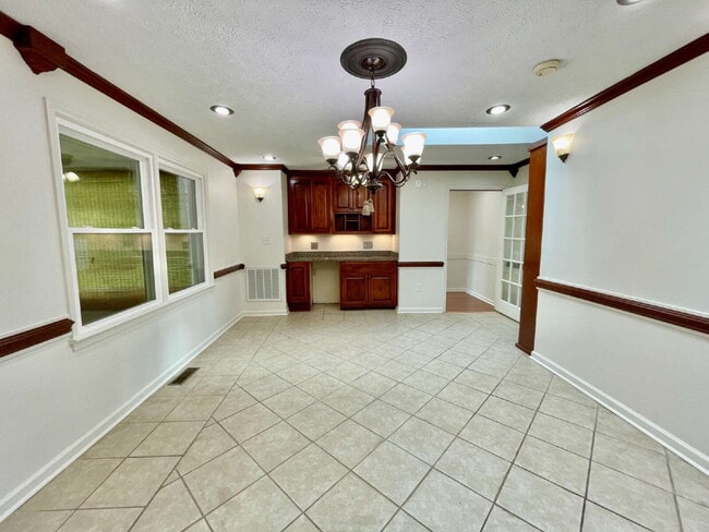 Building Photo - Spacious 6-Bedroom Gem In Fayetteville!