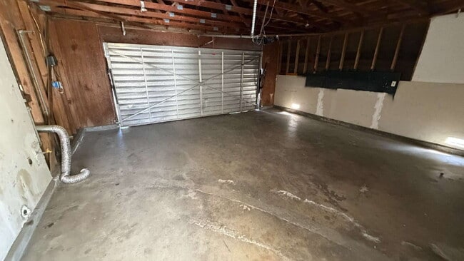 Building Photo - Beautiful Single-Story Home with Fireplace & Huge Backyard