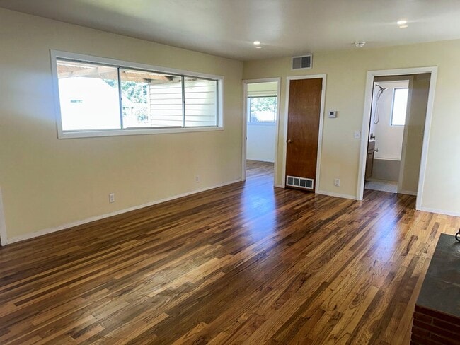 Building Photo - Pet-Friendly 3/2 Home Has A Spacious Layout & Recent Renovations Throughout!