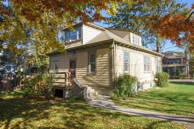 Building Photo - Charming corner lot home for lease in East...