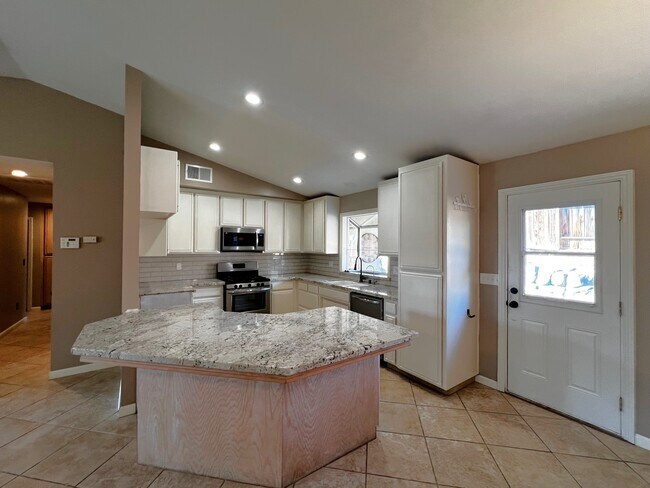 Building Photo - 516 Sun Rose Ave