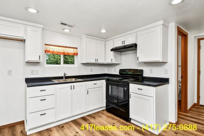 Building Photo - 2518 N Weller Ave
