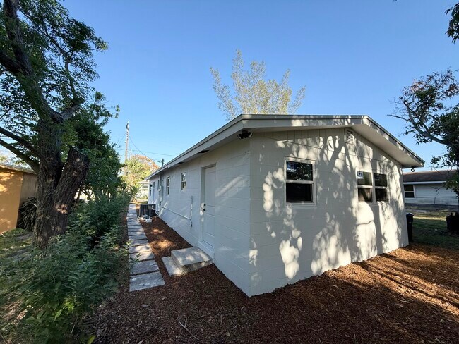 Building Photo - 912 SE Tarpon Ave